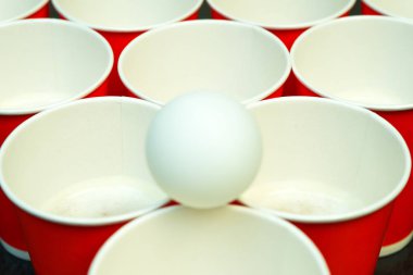 Bira pong. Popüler oyun partilerde. Metniniz için yer.