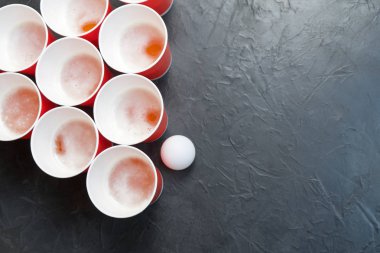 Bira pong. Popüler oyun partilerde. Metniniz için yer.