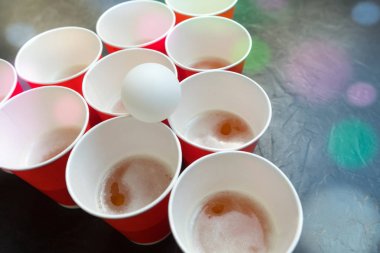 Bira pong. Popüler oyun partilerde. Metniniz için yer.
