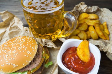 Fast food ve soğutulmuş bardak taze hafif bira.