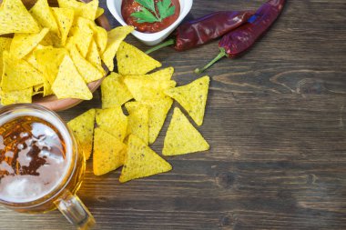 Klasik domates salsa ile cips mısır cipsi. Taze soğuk bira ile lezzetli aperatifler mükemmeldir.