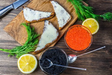 Kırmızı ve siyah havyar ile şenlikli sandviç. Sağlıklı ve lezzetli yemekler.