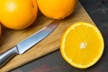 Sulu turuncu kahvaltıda portakal suyu yapmak için ikiye böldüm.