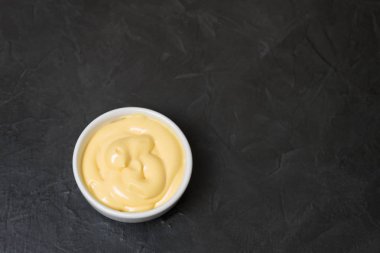 Siyah bir zemin üzerine peynir sos. Metniniz için yer.