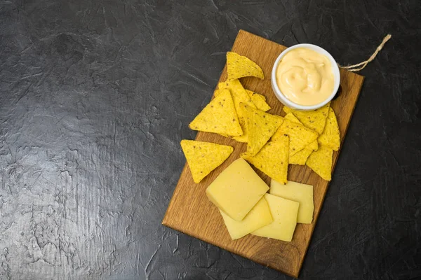 Chips de tortilla de milho Nachos. Nachos com queijo. lugar para o seu texto . — Fotografia de Stock