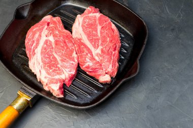 Çiğ mermer bir biftek kızartma tavasında oturur..