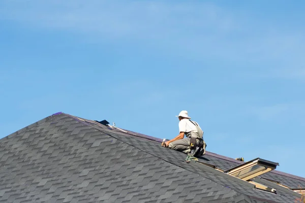 Der Mann auf dem Dach. Foto eines Arbeiters, der das Dach des Hauses repariert. — Stockfoto