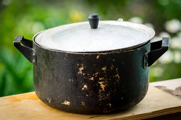 Einen schmutzigen alten Metalltopf. Nahaufnahme. Stockfoto