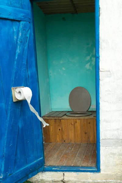 Straßentoilette im Dorf. Foto außen. Stockbild