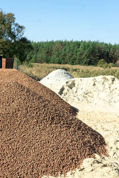 A lot of expanded clay in a pile on the construction site. — Stock Image A lot of expanded clay in a pile on the construction site. Stock Picture