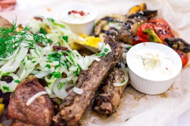 Izgarada çeşitli ürünlerin pişirildiği büyük yemekler..