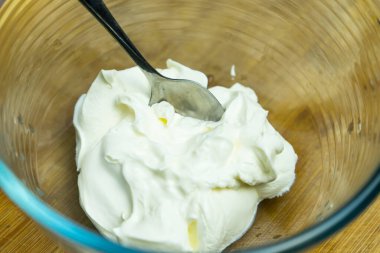 Cam tabakta doğal ekşi krema. Cam tabakta doğal ekşi krema..