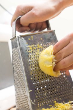 Limondan lezzeti kaldırıyorum. Lezzetli yemekler için bir malzeme. Limondan lezzeti kaldırıyorum. Lezzetli yemekler için bir malzeme..