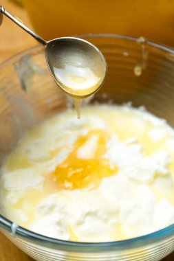 Bal kullanarak hamur pişirme hazırlığı. Güzel mutfak. Bal kullanarak hamur pişirme hazırlığı. Tatlı mutfak..