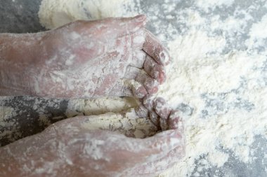 Ellerin un içinde olsun. Ev yapımı kek. Mutfakta yemek pişirmek. Ellerin un içinde olsun. Ev yapımı kek. Mutfakta yemek pişirmek..