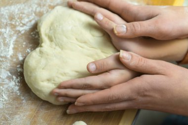 Ev yapımı yemek pişirmek için mangırı elle yoğurmak. Ev yapımı yemek pişirmek için mangırı elle yoğurma.