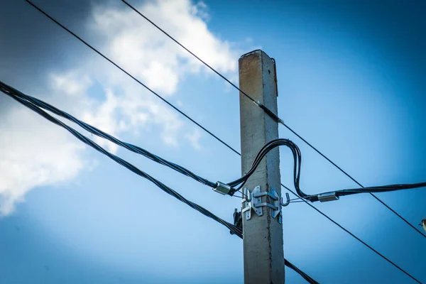 Elektrik Direği Gökyüzüne Karşı Elektrik Kabloları Olan Bir Direğin Fotoğrafı — Stok fotoğraf