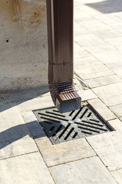 Водосточная труба. труба для слива воды после дождя
.