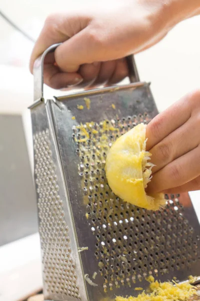 Entfernen Sie Die Schale Von Der Zitrone Zutat Für Köstliche Stockfoto