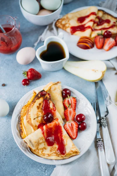Tasty pancakes with strawberries — Stock Photo, Image