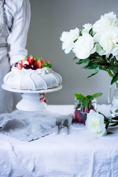 Kue Pavlova dengan buah — Stok Foto