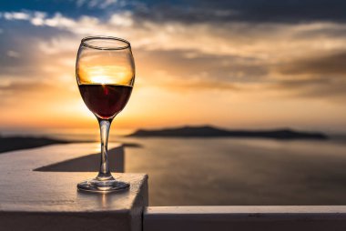 Gün batımında kırmızı şarap