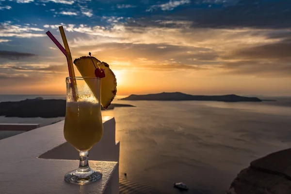 Santorini, gün batımında güzel kokteyl