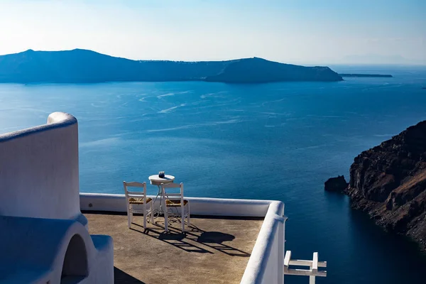 A cidade de Fira em Santorini - vista para o mar — Fotografia de Stock