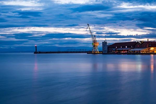 Gamla hamnen kranen i Thessaloniki på natten — Stockfoto