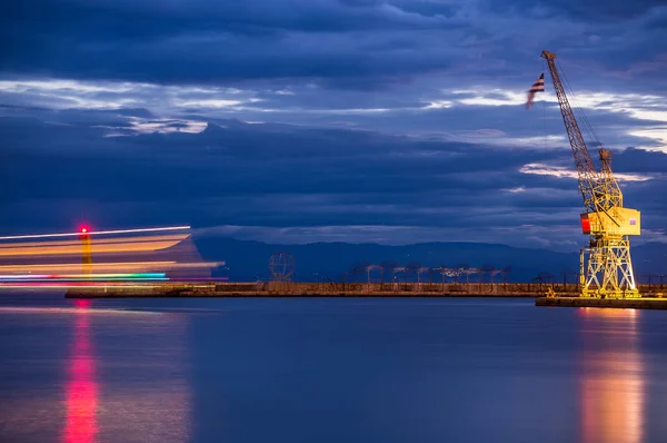 La vieja grúa del puerto de Tesalónica por la noche — Foto de Stock