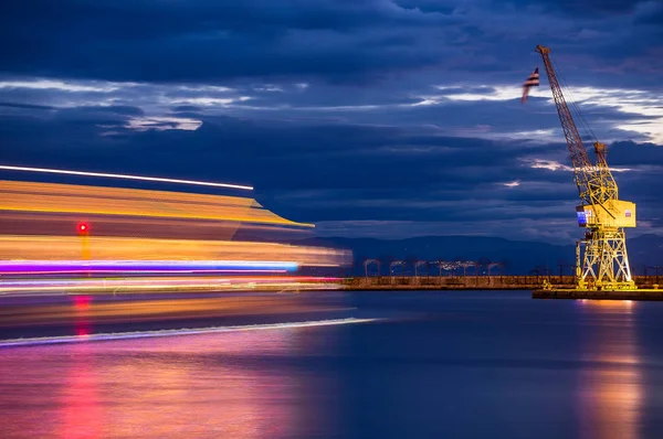 La vieja grúa del puerto de Tesalónica por la noche — Foto de Stock