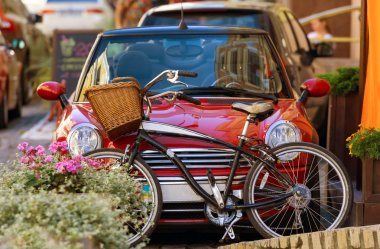 Kırmızı araba ve bisiklet bir sepet ile