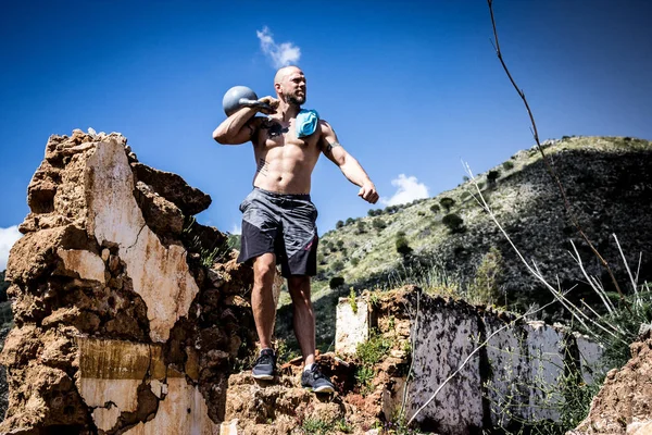 Kettlebell eğitmen yok gömlek ve gri kettlebell ile