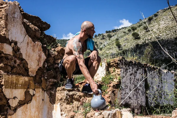 Mağara adamı poz kettlebell eğitmen Kettlebell ile