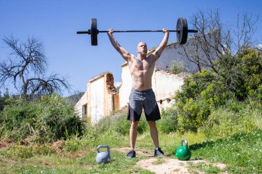 CrossFit düzey 1 eğitmen bir Barbell ek yük