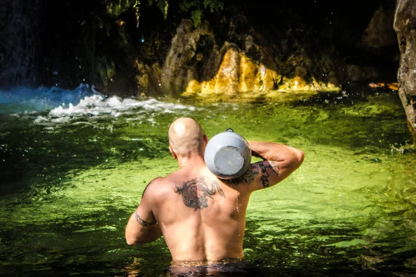 Eğitmen Kettlebell soğuk bir şelaleye yürüyüş ile