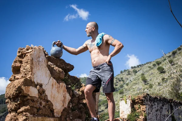 Kettlebell kalça el ile poz eğitmen