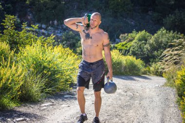 Gömleksiz eğitmen taşıyan iki Ireland