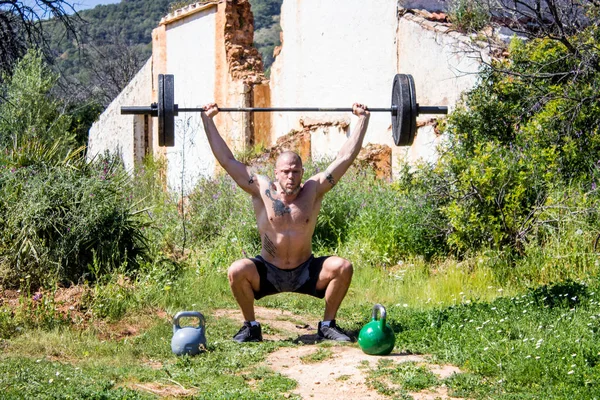 Bir ağız kavgası halter yükü ile kişisel antrenör