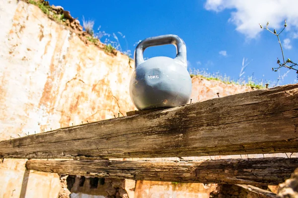 Kettlebell ahşap kiriş üstüne