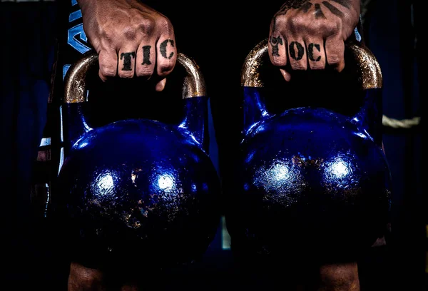İki 20kg Kettlebells Tic Toc dövme ile