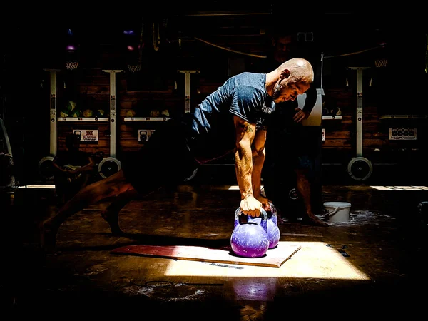 Kettlebell Renegade satır veya tahta