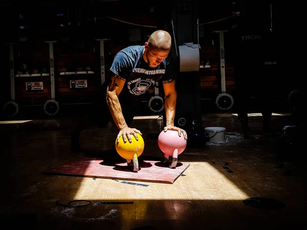 Kettlebell şınav Kettlebells üzerinde performans antrenörü