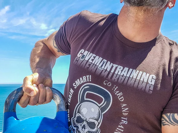 Kettlebell eğitmen ile sıkı kavrama