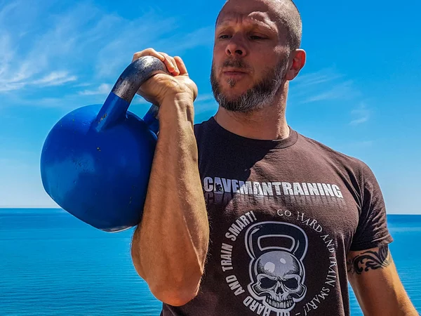 Kettlebell eğitmen yanlış el ekle: Kırık bilek