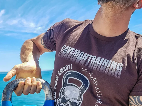 Kettlebell eğitmen gösteren kanca kavrama
