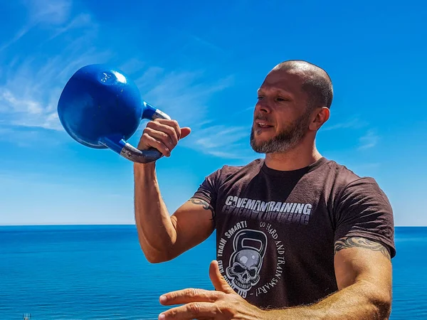 Kettlebell eğitmen ile çok temiz yüksek: yanlış