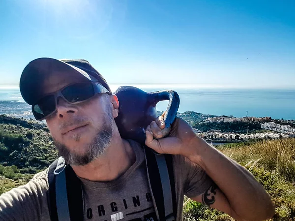 Kettlebell eğitmen Kettlebell dağın tepesinde ile