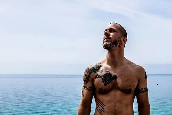 Orta yaşlı adam yok gömlek poz ile 