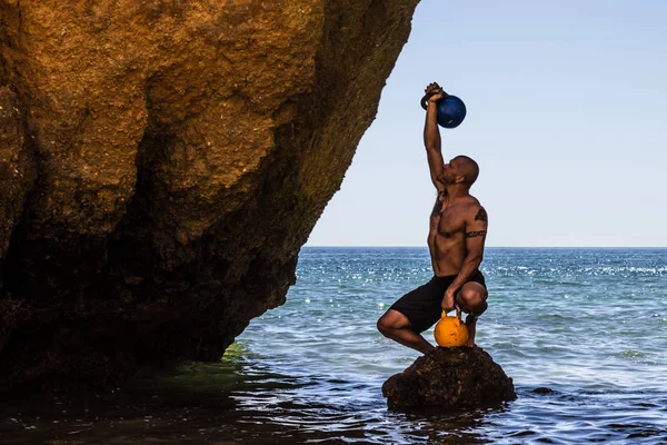 Kettlebell bir kettlebell yükü ile poz eğitmen